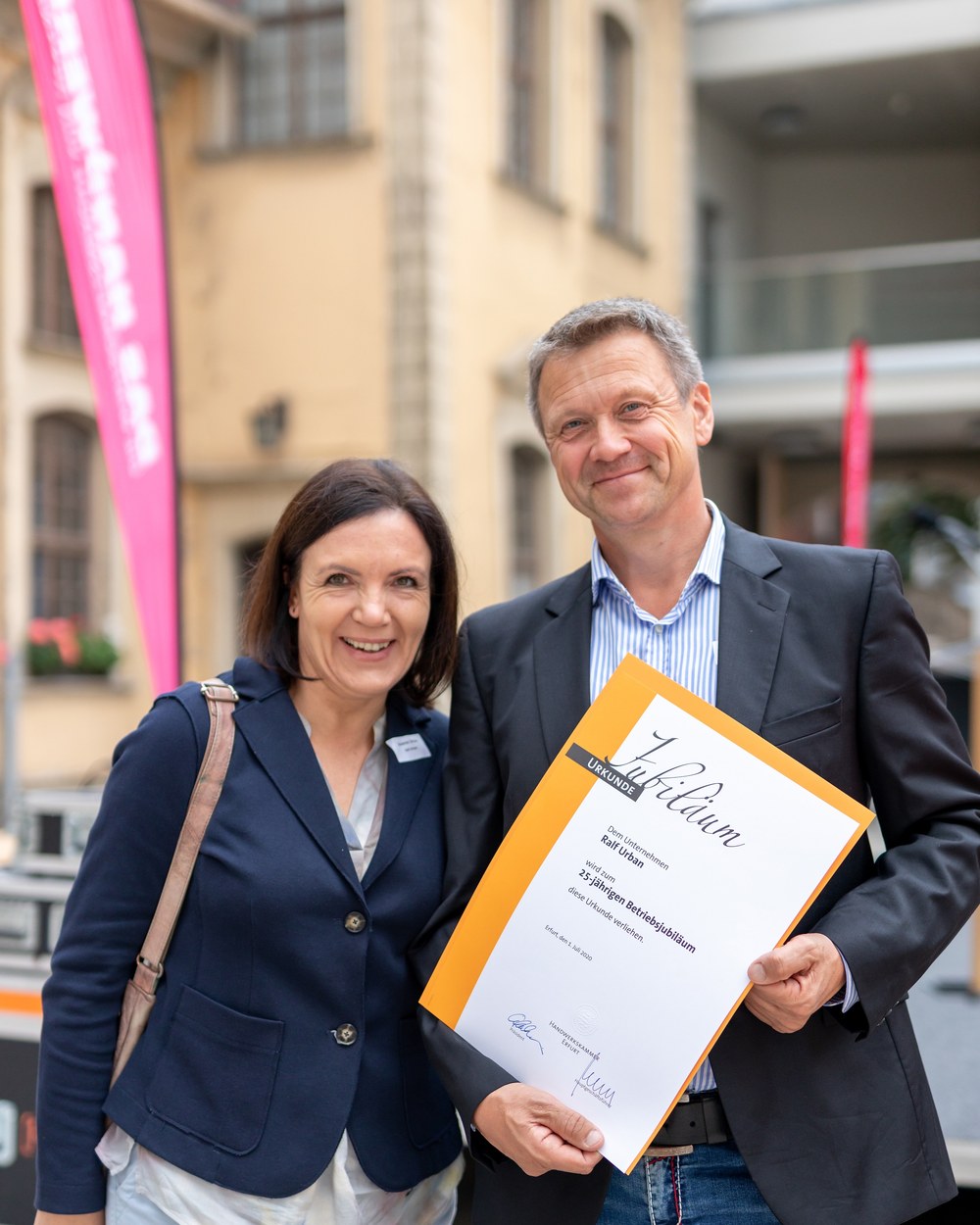 Ralf und Susanne Urban mit der Urkunde zum 25-jährigen Betriebsjubiläum