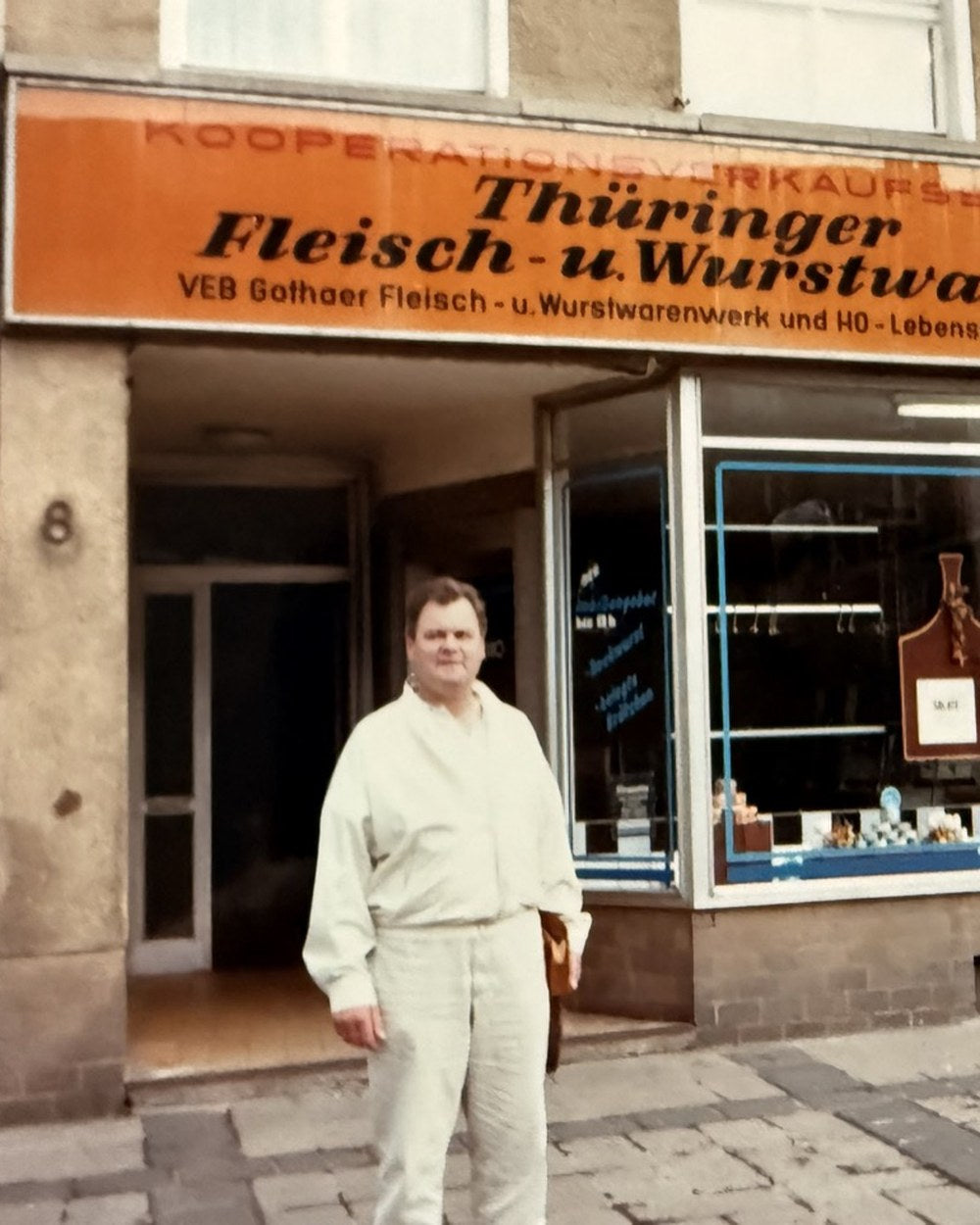 Alfred Urban vor dem Laden am Neumarkt, zu DDR-Zeiten staatlich verwaltet, Foto von 1989