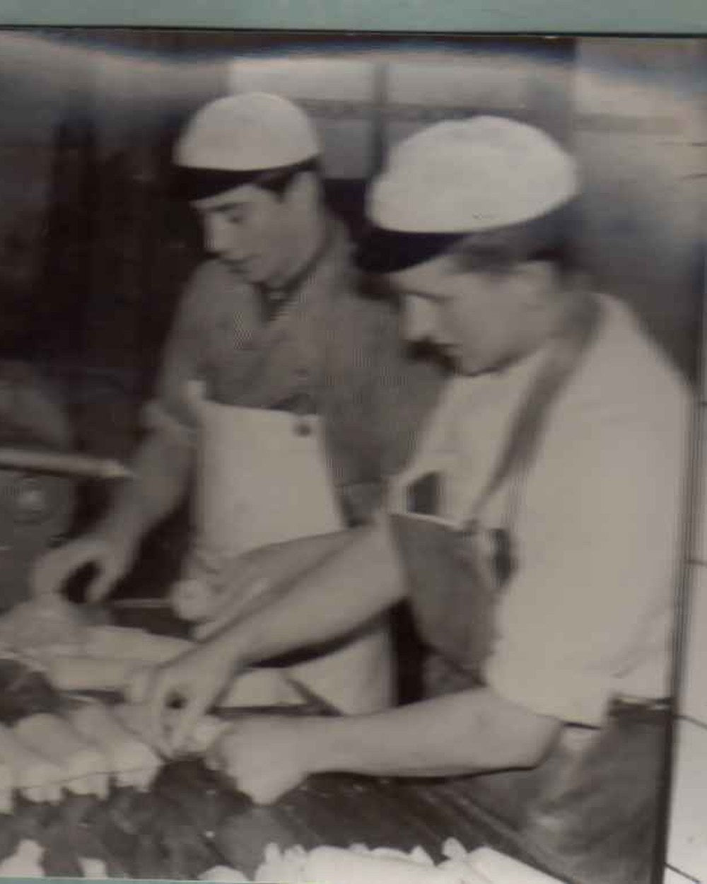 Zwei Wurstmacher fertigen von Hand Würste in der Wurstküche