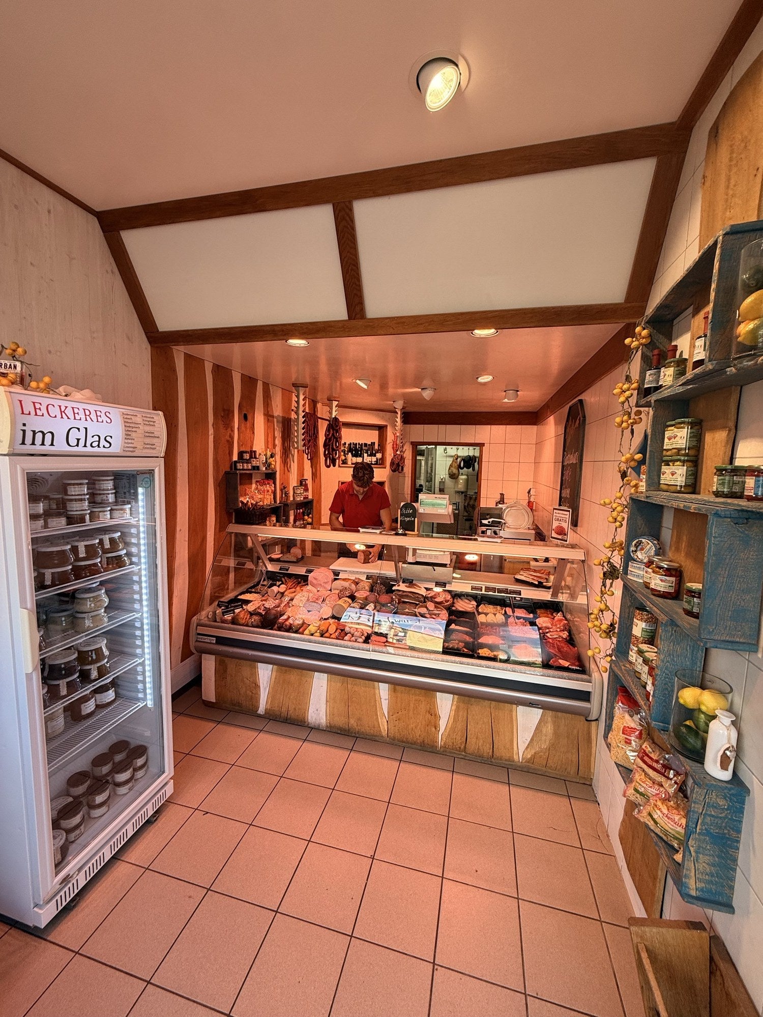 Blick in die Frischetheke der Fleischerei Urban in Gotha