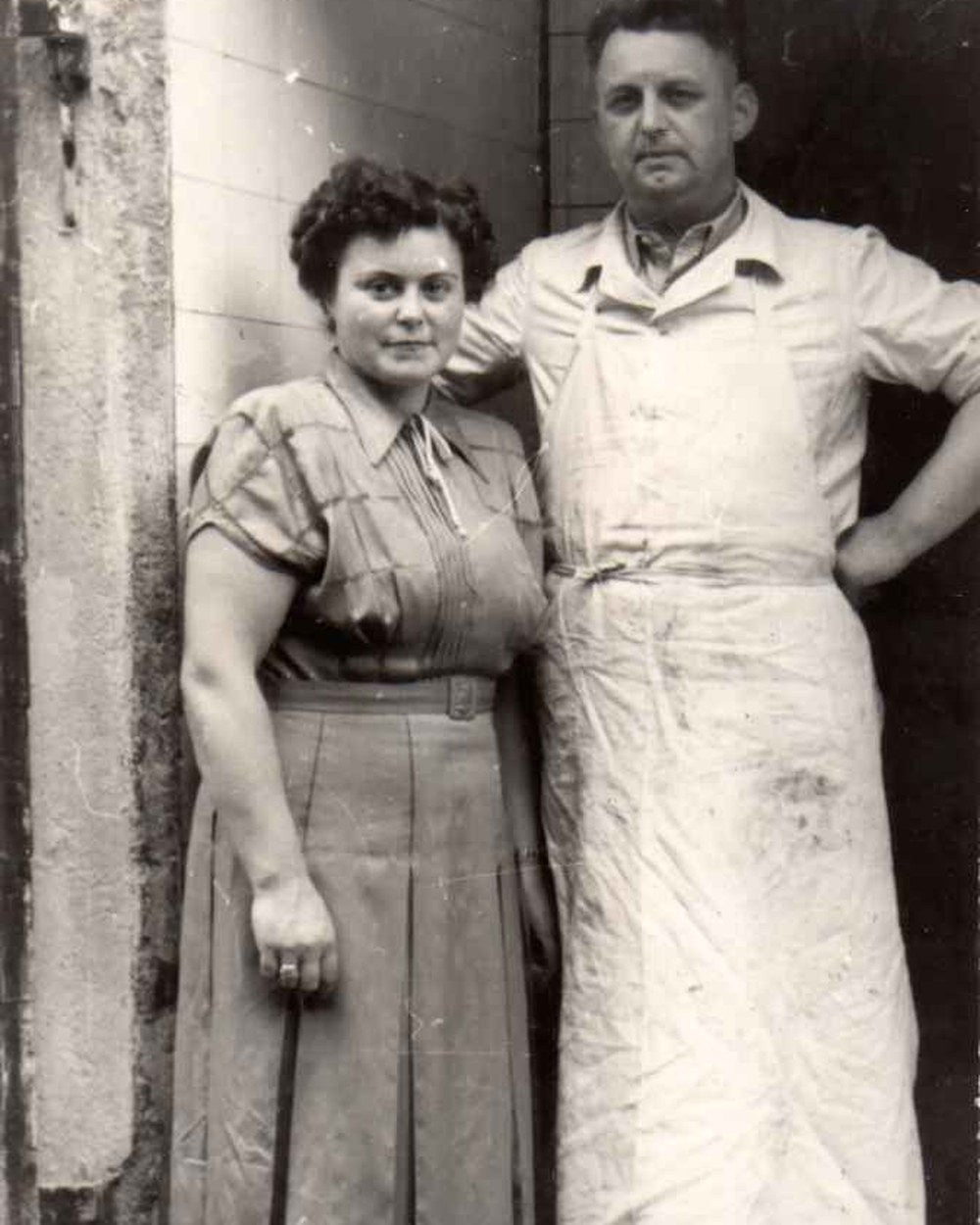 Rudi und Lisbeth Urban vor der Fleischerei in der Uelleber Straße