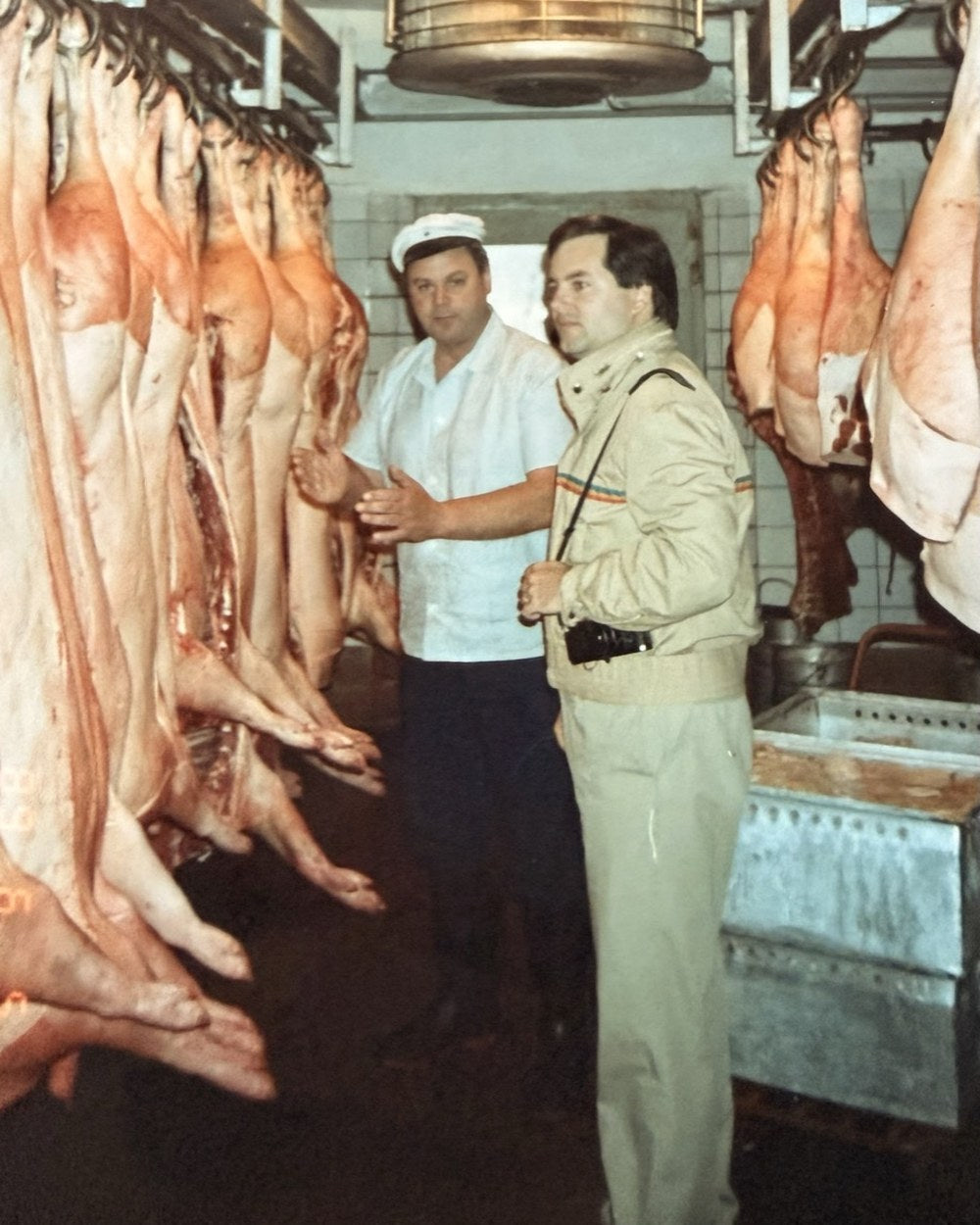 Der Chef im Schlachthof bei der Fleischverarbeitung