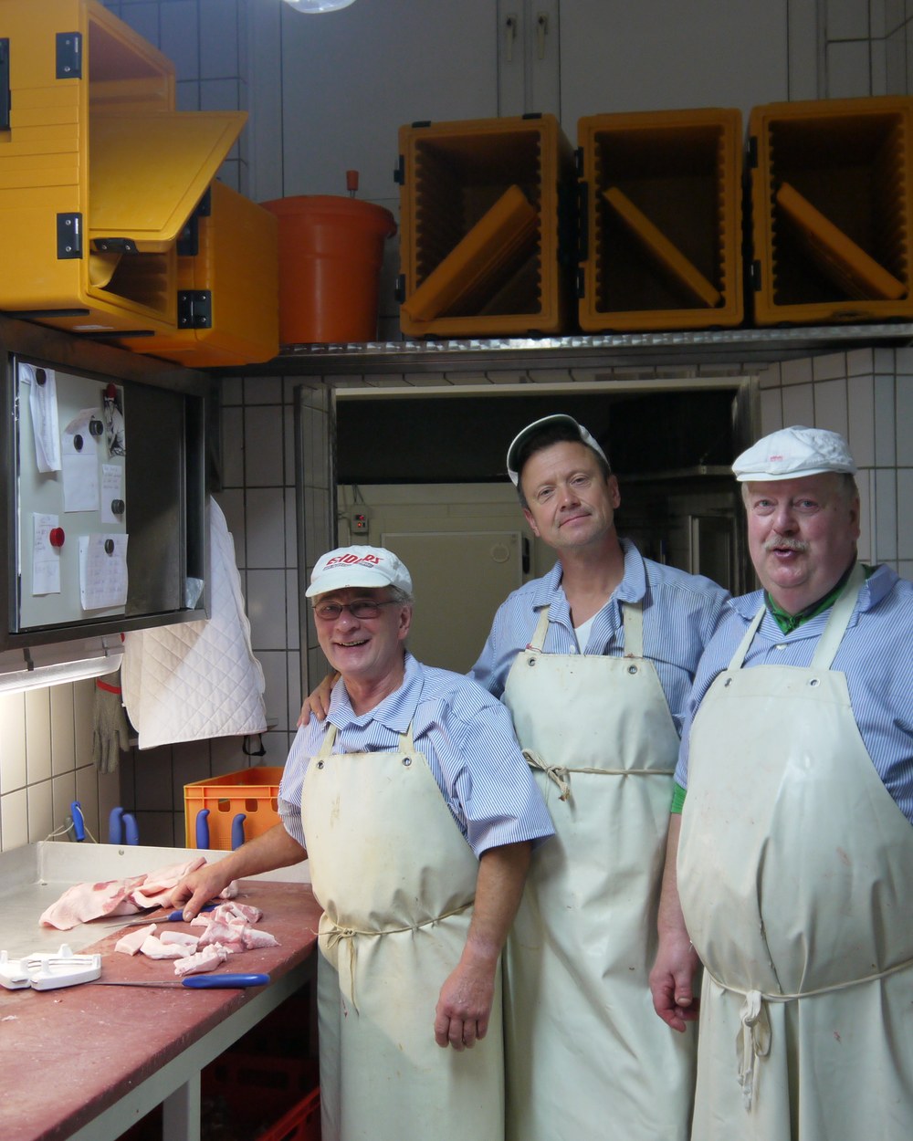 Drei Fleischer des Teams in der Wurstküche