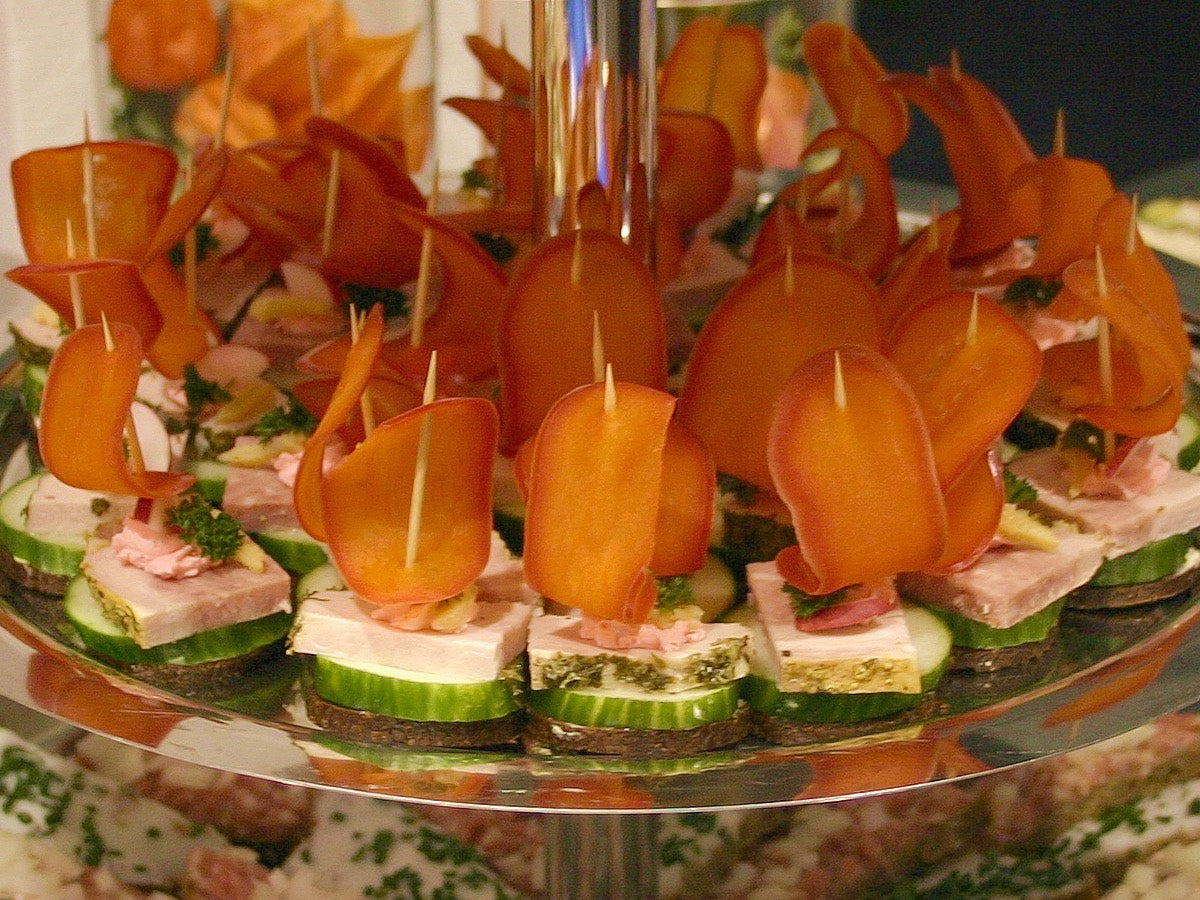 Buffet-Etagere mit Häppchen und kalten Platten vom Partyservice Urban
